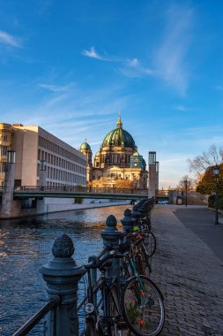 Berlin, Almanya - 11 Ekim 2022: Berlin Katedrali 'nin (Berliner Dom) ünlü Müze Adası' ndaki tarihi manzarası (Müze Adası) sonbaharda, Berlin, Almanya