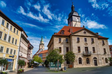 Bad Langensalza, Almanya - 20 Eylül. 2023: Rathaus Neumarkt, Bad Langensalza 'nın ünlü tarihi binaları. Thuringen, Almanya.