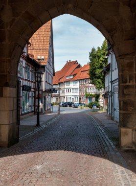 Lower Saxony, Almanya, 08-25-2023: Duderstadt şehir merkezi tarihi. Tipik tarihi Alman mimarisi..