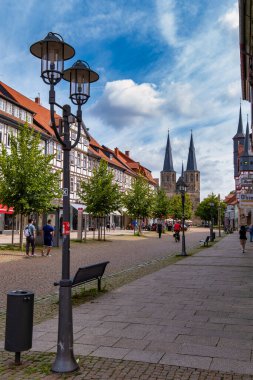 Lower Saxony, Almanya, 08-25-2023: Duderstadt şehir merkezi tarihi. Tipik tarihi Alman mimarisi..