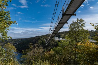 Almanya 'nın Thale kenti yakınlarındaki Harz Dağları Ulusal Parkı' ndaki Rappbode Barajı 'nın (Bode Nehri) 483 metre üzerindeki yaya asma köprüsü.