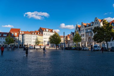 Erfurt, Almanya - 08 Ekim 2023: Erfurt, Almanya. Eski Erfurt, Thuringia, Almanya 'nın şehir manzarası. Gün doğumunda Fischmarkt Meydanı' nda neo-gotik belediye binası var..