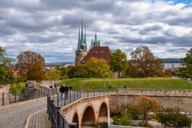 Erfurt, Almanya - 08 Ekim 2023: Erfurt Katedrali ve St. Mary Kolej Kilisesi, Erfurt, Almanya. Martin Luther 1507 'de katedralde papaz oldu.