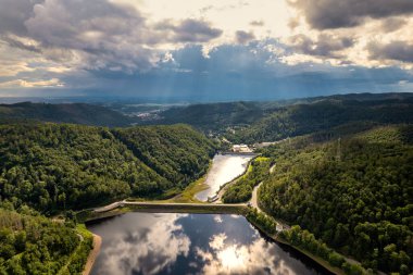 Oder nehrinin bariyer gölü - Bad Lauterberg, Harz dağları yakınlarında, Almanya 'nın Aşağı Saksonya kenti. Hava görünümü.
