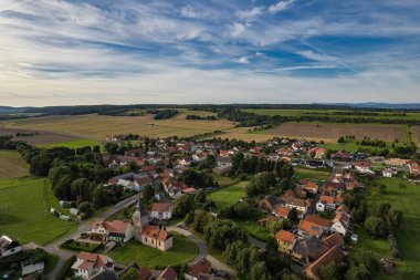 Çayırlarla, tarlalarla ve ormanlarla çevrili bir Alman köyünün manzarası. Thüringen, Almanya.