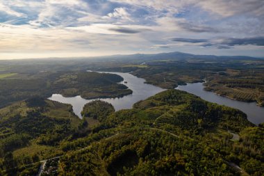 Harz Dağları 'ndaki Rappbode Barajı (Bode Nehri), Almanya' nın Thale kenti yakınlarındaki Harz Dağları Ulusal Parkı 'nda yer alan bir hava manzarası manzarası. Saksonya-Anhalt, Almanya