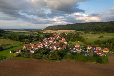 Çayırlarla, tarlalarla ve ormanlarla çevrili bir Alman köyünün manzarası. Thüringen, Almanya.