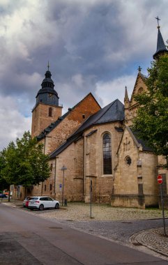 Sonderhausen, Thuringen, Almanya. On bir. 06.2023: Erfurt yakınlarındaki eski Alman gotik kasabası. Küçük Alman şehrindeki sokakta. Tipik Alman mimarisi. Thuringen, Almanya.