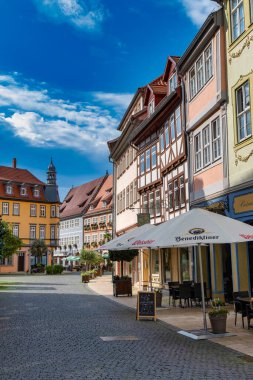 Bad Langensalza, Almanya - 20 Eylül. 2023: Eski Bad Langensalza kasabasındaki ünlü tarihi binalar. Thuringen, Almanya.