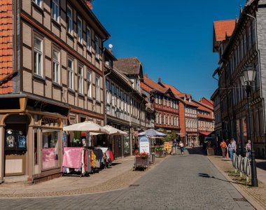 Wernigerode, Almanya - 17 08 2023: Güzel peri masalı Wernigerode ve onun renkli yarı keresteli evleri. Ortaçağ sokağında yarı ahşap evler.