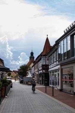 SondeBad Lauterberg, Almanya - 4 Ağustos 2023: Güneşli bir yaz günü bulutlu bir gökyüzü ile Hauptstra caddesi - Erfurt yakınlarındaki arka planda kalan Alman gotik kasabasında Harz dağlarının tepesi görülebilir. Tipik Alman işi.