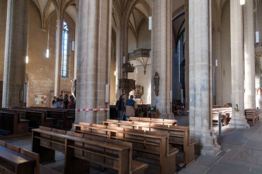 Erfurt, Almanya, 08.10.2023: Aziz Mary Katedrali 'nin iç mimari ve iç dekorasyonu.