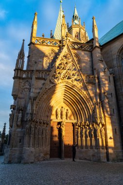 Erfurt, Almanya - 08 Ekim 2023: Erfurt Katedrali ve St. Mary Kolej Kilisesi, Erfurt, Almanya. Martin Luther 1507 'de katedralde papaz oldu.