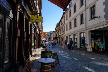 Wernigerode, Almanya - 17 08 2023: Güzel peri masalı Wernigerode ve onun renkli yarı keresteli evleri. Ortaçağ sokağında yarı ahşap evler.