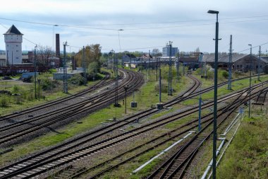 Güzel bir yaz gününde dışarıda demiryolu. Demiryolu ve rayları olan sanayi arazisi.
