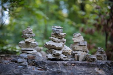 Ormanda meditasyon yapan taşlar. Meditasyon konsepti, sükunet, doğayla birlik..