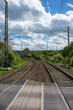 Güzel bir yaz gününde dışarıda demiryolu. Demiryolu ve rayları olan sanayi arazisi.