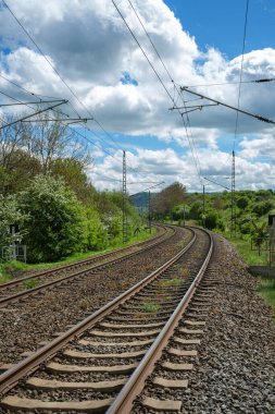 Güzel bir yaz gününde dışarıda demiryolu. Demiryolu ve rayları olan sanayi arazisi.