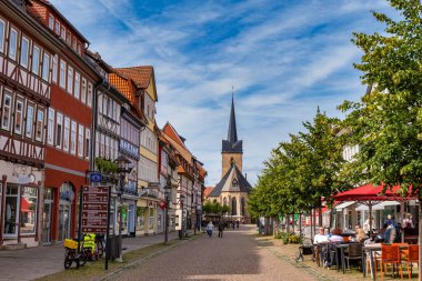 Lower Saxony, Almanya, 08-25-2023: Duderstadt şehir merkezi tarihi. Tipik tarihi Alman mimarisi..