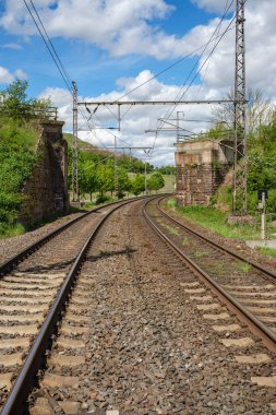 Güzel bir yaz gününde dışarıda demiryolu. Demiryolu ve rayları olan sanayi arazisi.