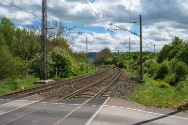 Güzel bir yaz gününde dışarıda demiryolu. Demiryolu ve rayları olan sanayi arazisi.