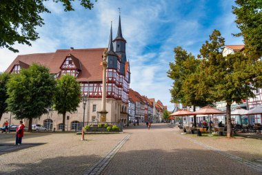 Lower Saxony, Almanya, 08-25-2023: Duderstadt 'ta Rathaus Tarihi. Tipik tarihi Alman mimarisi..
