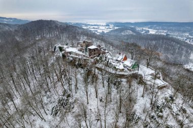 Eski şatonun havadan görünen kalıntıları. Kış. Hohnstein Kalesi 'nin yıkıntısı, Harz dağları, Almanya.