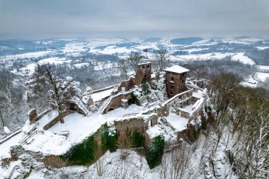 Eski şatonun havadan görünen kalıntıları. Kış. Hohnstein Kalesi 'nin yıkıntısı, Harz dağları, Almanya.