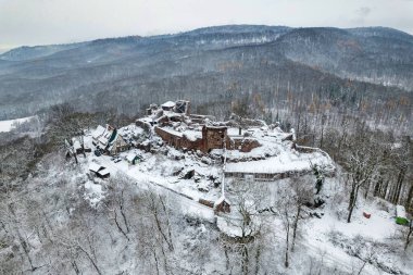 Eski şatonun havadan görünen kalıntıları. Kış. Hohnstein Kalesi 'nin yıkıntısı, Harz dağları, Almanya.