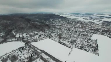 Yoğun karla kaplı küçük bir Alman dağ köyünün hava görüntüsü. Almanya. Yüksek kalite 4k görüntü