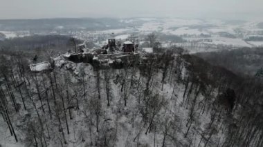 Eski şatonun havadan görünen kalıntıları. Kış. Harz dağları, Almanya Hohnstein Kalesi harabesi. Yüksek kalite 4k görüntü