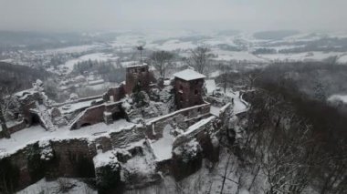Eski şatonun havadan görünen kalıntıları. Kış. Harz dağları, Almanya Hohnstein Kalesi harabesi. Yüksek kalite 4k görüntü