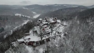 Eski şatonun havadan görünen kalıntıları. Kış. Harz dağları, Almanya Hohnstein Kalesi harabesi. Yüksek kalite 4k görüntü