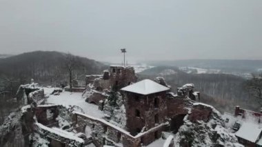 Eski şatonun havadan görünen kalıntıları. Kış. Hohnstein Kalesi 'nin yıkıntısı, Harz dağları, Almanya.