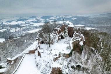 Eski şatonun havadan görünen kalıntıları. Kış. Hohnstein Kalesi 'nin yıkıntısı, Harz dağları, Almanya.