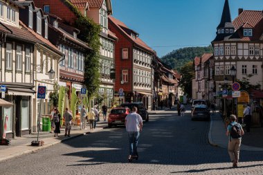 Wernigerode, Almanya - 17 08 2023: Güzel peri masalı Wernigerode ve onun renkli yarı keresteli evleri. Ortaçağ sokağında yarı ahşap evler.