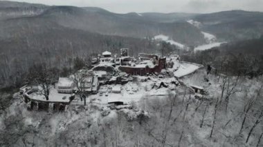 Eski şatonun havadan görünen kalıntıları. Kış. Hohnstein Kalesi 'nin yıkıntısı, Harz dağları, Almanya.