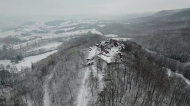 Eski şatonun havadan görünen kalıntıları. Kış. Harz dağları, Almanya Hohnstein Kalesi harabesi. 4K hig tanımlama videosu.