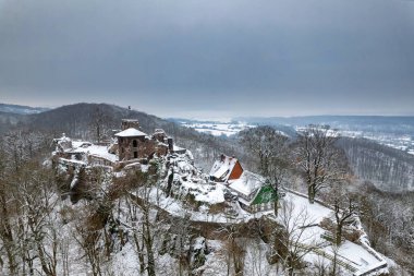 Eski şatonun havadan görünen kalıntıları. Kış. Hohnstein Kalesi 'nin yıkıntısı, Harz dağları, Almanya.