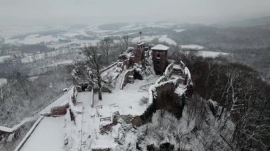 Eski şatonun havadan görünen kalıntıları. Kış. Hohnstein Kalesi 'nin yıkıntısı, Harz dağları, Almanya.
