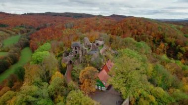 Eski şatonun havadan görünen kalıntıları. Hohnstein Kalesi 'nin yıkıntısı, Harz dağları, Almanya.