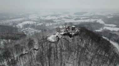 Eski şatonun havadan görünen kalıntıları. Kış. Hohnstein Kalesi 'nin yıkıntısı, Harz dağları, Almanya.