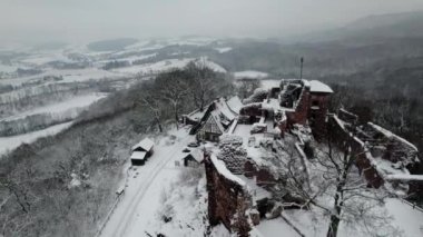 Eski şatonun havadan görünen kalıntıları. Kış. Hohnstein Kalesi 'nin yıkıntısı, Harz dağları, Almanya.
