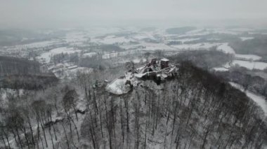 Eski şatonun havadan görünen kalıntıları. Kış. Hohnstein Kalesi 'nin yıkıntısı, Harz dağları, Almanya.