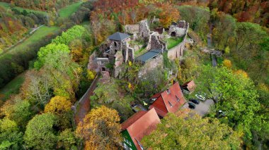 Eski şatonun havadan görünen kalıntıları. Hohnstein Kalesi 'nin yıkıntısı, Harz dağları, Almanya.