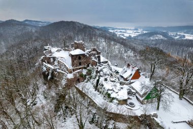 Eski şatonun havadan görünen kalıntıları. Kış. Hohnstein Kalesi 'nin yıkıntısı, Harz dağları, Almanya.