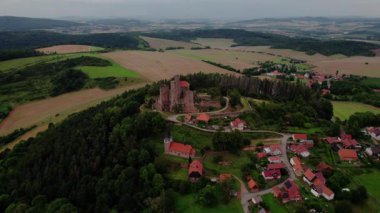 Almanya 'daki Hanstein Kalesi' nin havadan görünüşü. Almanya 'da Rimbach Bornhagen yakınlarındaki eski Hanstein Kalesi. Hig tanımı 4K video.