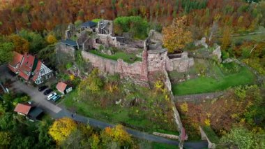 Eski şatonun havadan görünen kalıntıları. Hohnstein Kalesi 'nin yıkıntısı, Harz dağları, Almanya.