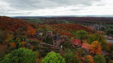 Eski şatonun havadan görünen kalıntıları. Hohnstein Kalesi 'nin yıkıntısı, Harz dağları, Almanya.