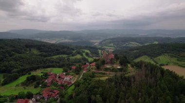 Fırtınadan önce Almanya 'daki Hanstein Kalesi' nin havadan görünüşü. Almanya 'da Rimbach Bornhagen yakınlarındaki eski Hanstein Kalesi. Hig tanımı 4K video.